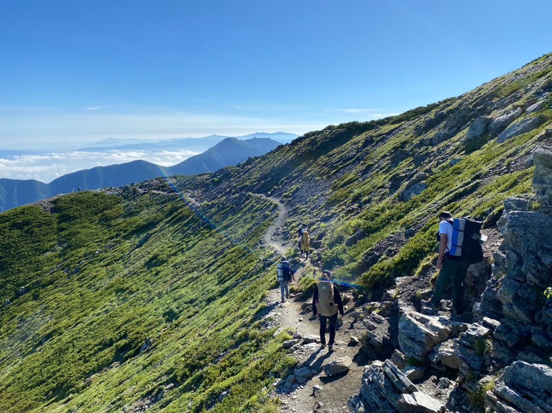 高山の稜線歩きます