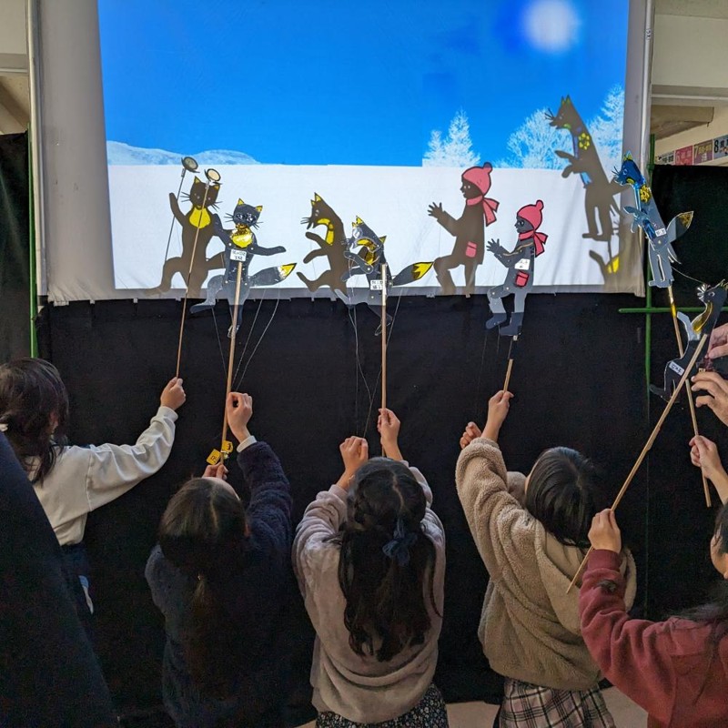 手作りの影絵劇で皆に笑顔を！
