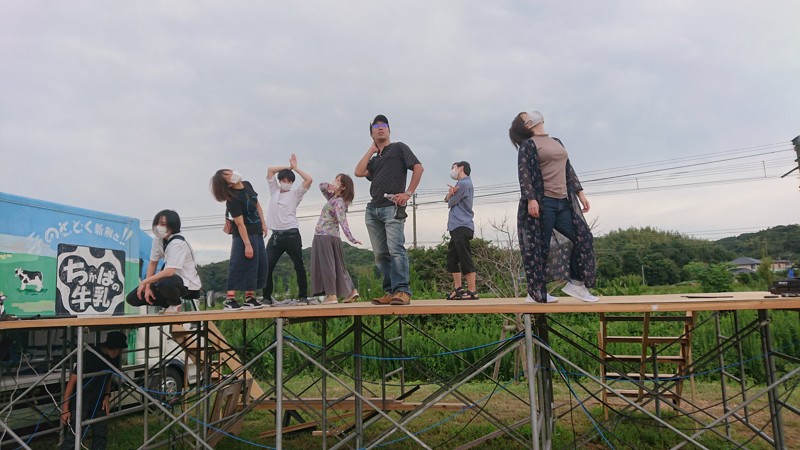 野外公演して遊んだり